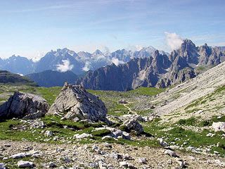 Scendendo da Forc. Lavaredo verso l’omonimo rif.; in secondo piano i Cadini, sullo sfondo le Marmaròle