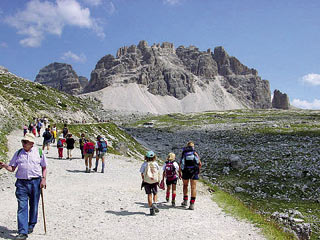 il largo tratto di strada sterrata che collega il Rif. Auronzo al Rif. Lavaredo in vista di Paterno e Croda Passaporto