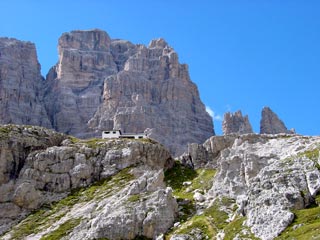 Il rif. Carducci intravisto dalla parte terminale dell'Alta Val Giralba; sullo sfondo la Croda dei Toni