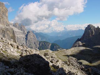 il Rif. Carducci posto sulla testata della Val Giralba, in discesa dall’omonima forcella