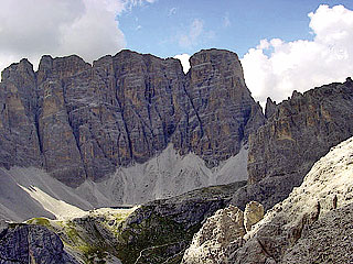 La superba muraglia orientale della Croda dei Toni dal punto più a S della ferrata, in vista del Rif. Carducci