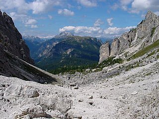 Dal Ciadìn della Neve, all’incrocio tra i sent. segn. 117 e 118, verso il tavolato di M. Piana (NO