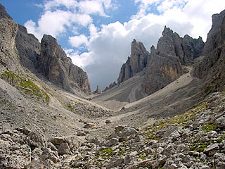 dal  Ciadìn  della  Neve,  all’incrocio  tra i sent. segn. 117 e 118, verso  la Forc. della Neve (SE)