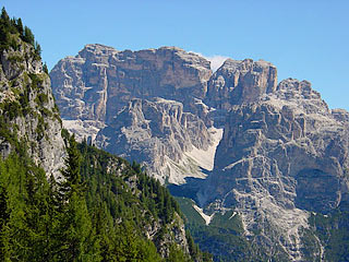 Il Gruppo della Croda dei Toni dall’alta Val d’Onge; al centro la Val del Màrden e, a d., l’omonima Pala