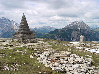 la Piramide Carducci al M. Piana; a sin. la Croda Rossa d’Ampezzo, a d. il Picco di Vallandro