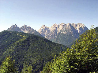 Da Fagarédo, alla fne della strada sterrata; il Col Agudo e le Marmaròle, dal M. Ciarìdo alla Croda Alta di Somprade