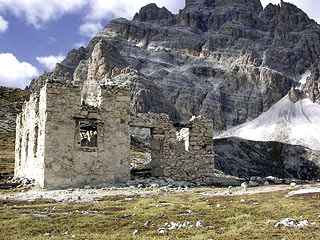 I ruderi del Rif. Popéna dall’omonima forcella; sullo sfondo il Piz Popéna