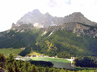 Il Lago di Misurina sovrastato dalle omonime Pale; sullo sfondo Cristallo, Piz Popena e Cristallino di Misurina