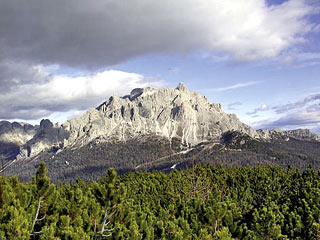 Cadini di Misurina lungo la salita alle Pale; il Rif. Col de Varda resta sulla d.