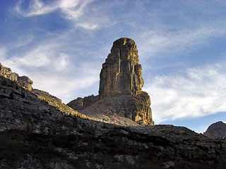 La splendida Torre dei Sabbioni dalla testata della Val di S. Vito