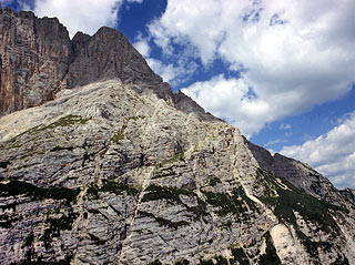 la bancata orientale del Sorapìss, vista dalla Cengia del Doge