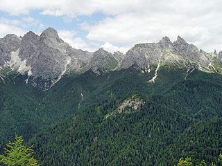 La  Croda de la Madòna (al centro in primo piano) lungo i cui versanti meridionali risale il sent. segn. 248