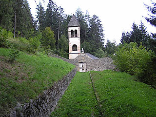 La Chiesa Vecchia di Nebbiù, all'inizio del sentiero