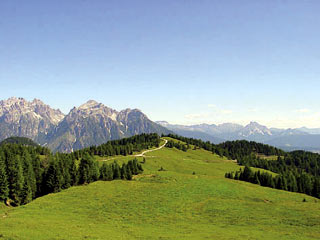 pascolo di Pian dei Buoi; sullo sfondo, da sin. a d., le Dolomiti di Auronzo e le Creste di Confne