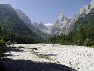 All’inizio della Val Baión; al centro il M. Peronat mentre sulla d. svetta l’appuntita Croda Bianca)