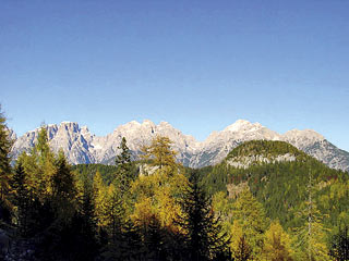 Poco prima di giungere alla Grava Bianca: Crode de la Mandria e, sullo sfondo, le Dolomiti di Auronzo