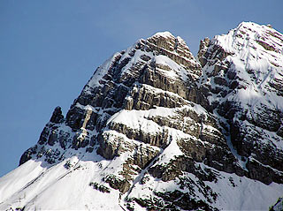 il M. Miarón da Lozzo di Cadore; il ricovero si trova a sin., ai piedi della fiancata baranciosa coperta dalla neve