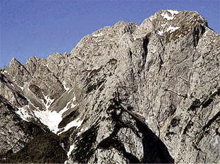 Il versante orientale del Crìssin con il Ciadìn Áuto, dove si trova il Biv. Ursella-Zandonella