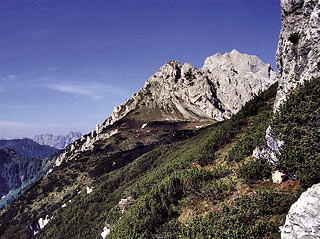 in vista del poggio su cui si trova il Biv. Caimi