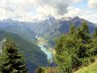 La Val Ansiei, poco prima del Col Muto, incoronata dalla Dolomiti di Auronzo