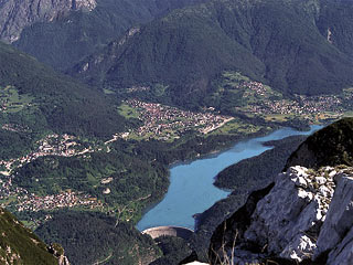 i paesi del Centro Cadore, dai pressi del<br />
Passo di Ròda