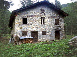 La baita in pietra che si costeggia entrando in Val Ciarnèra