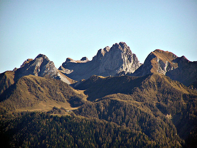 Il Tudaio di Razzo ed il Crodon di Tiàrfin ripresi da Piand ei Buoi (Lozzo di Cadore.