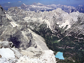 il lago del Sorapìss, sovrastato dalle pareti della Cesta, dalla costa della Croda del Fógo