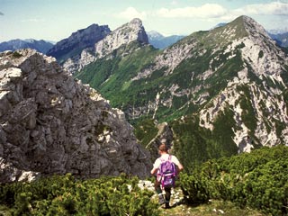 scendendo sulla Forc. Pagnàc de Entro, in vista dei lontani M. Zita e Palazza